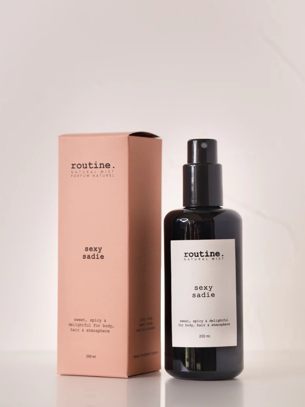 Brume parfumée Sexy Sadie pour le corps, les cheveux et l’espace ROUTINE. Brume parfumée Sexy Sadie pour le corps, les cheveux et l’espace ROUTINE.