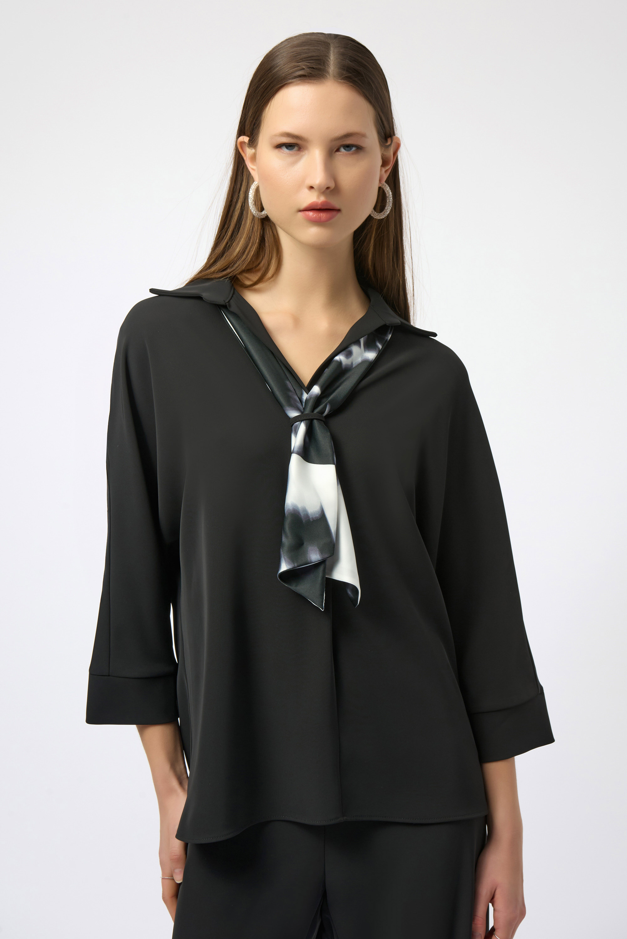 Haut boxy en sergé tissé avec foulard en satin imprimé Joseph Ribkoff 